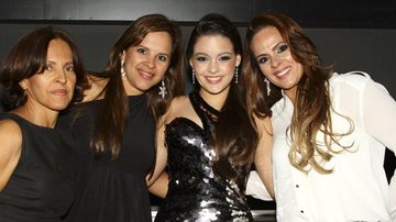 Em Rondonópolis, no MT, Claudenice Matos com a filha, Alessandra, felicita a sobrinha Maria Eduarda Matos, que faz aniversário de 15 anos em noite chique orquestrada por sua mãe, Patrícia Matos. - -