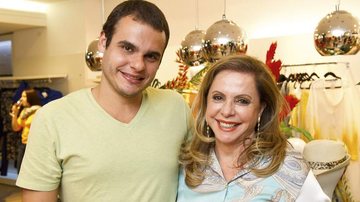 Na capital federal, Pedro e sua mãe, Tânia Aliz, lançam coleção de sua grife feminina. - -