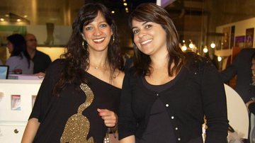 As amigas Daniela Araújo e Georgia Silva conferem abertura de loja dedicada à moda infantil, na capital federal. - -