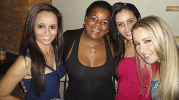 Tati Quebra Barraco, de preto, com as fãs, as irmãs Elen Carina e Emily Camila Ormond, e Nayara Rampazo. - -