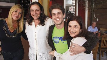 Suzy Ayres, Rosi Campos, Leonardo Miggiorin e Tuna Dwek aprovam prato de novo restaurante na capital paulista - -