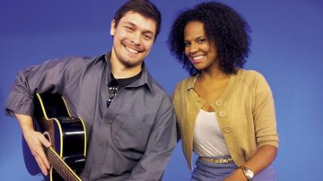 O talentoso compositor e musicista André Cortada e a atriz e cantora Livia Graciano gravam programa da Jovem Pan Online, na capital paulista. - -