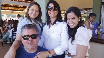 Duílio Piato, com a filha, Danielly, sua Joana Darc, e a enteada, Gabrielle, oferecem almoço em Rondonópolis, MT. - -