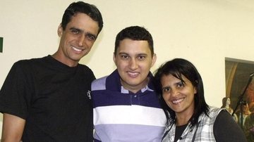 O padre José Éder festeja 30 anos entre o casal Marcelo Dantas e Maria da Glória Ormond, Rondonópolis, MT. - -
