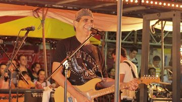 Durval Lelys, vocalista do Asa de Águia, embala o bloco da banda em apresentação no Fortal, em Fortaleza, CE. - -