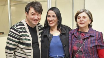 Gloria Coelho é ladeada por Walter Rodrigues e Ilse Guimarães em visita a salão de design, em São Paulo. - -
