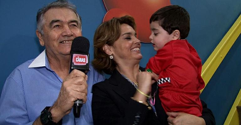 Suzy Rêgo com o pai, Massilon Rêgo, e o filho Massimo - Reprodução / TV CARAS