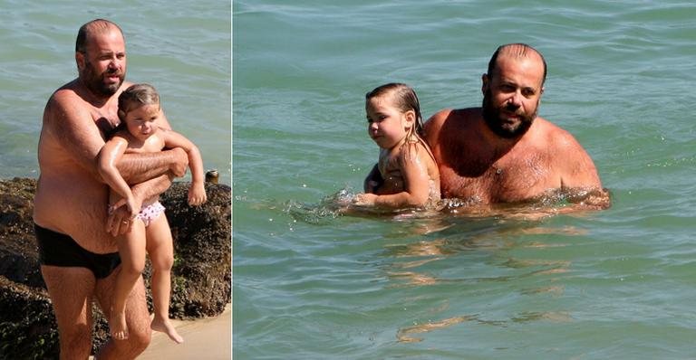 No ‘Dia dos Pais’, Otávio Müller curte a filha pela praia do Arpoador, no Rio de Janeiro - Gil Rodrigues / Foto Rio News