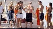 Em Ibiza com amigos,  entre eles Ali e Bono, o galã texano e a modelo mineira curtem tarde al mare. - grosby Group