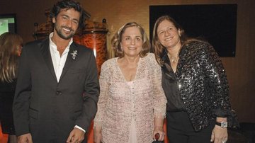 A anfitriã Hilde, ao centro, com o ator português Gonçalo Diniz e a homenageada, Maria Geyer. - Gianne Carvalho