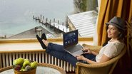 No Correntoso Lake & River Hotel, em Villa La Angostura, Deborah acessa a internet em seu Ultrabook™,desenvolvldo pela Intel. - Cadu Pilotto