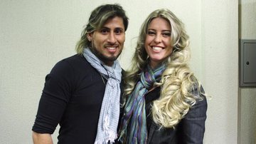 Com Elisangela Müller como modelo, o hair stylist Michel Vidal ministra curso sobre cabelos loiros no RS. - -