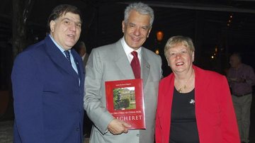 Em São Paulo, Michel Chelala e Francisco Rossi conferem livro de Sandra Brecheret Pellegrini. - -
