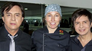 A chef Gabriela Vilar de Carvalho ladeia Chitãozinho e Xororó em Curitiba, PR. - -