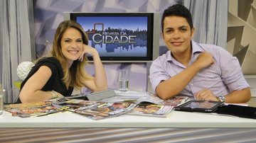 Regiane Tápias, do Revista da Cidade, da Gazeta, com o colunista Marcelo Bandeira, dono de quadro sobre famosos no programa, em São Paulo. - -