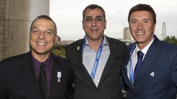 Eduardo Mack, diretor de comunicação da Ernst&Young, e os executivos da Nissan do Brasil Murilo Moreno, diretor de marketing, e François Dossa, diretor geral, em jantar da montadora em Londres. - -