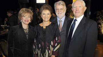 O casal Martha e Maurício Schulmann, nas pontas, com Guita Soifer e seu eleito, Salomão Soifer, em badalada noite de comemoração dos 175 anos da joalheria Tiffany & Co., em Curitiba, Paraná. - -