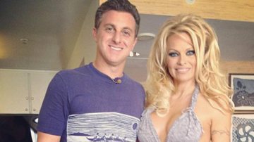 Luciano Huck grava 'Caldeirão' com Pamela Anderson no Havaí - Reprodução / Instagram