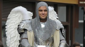 Robbie Williams aparece como um cavaleiro de asas na ruas de Londres - Grosby Group