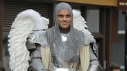Robbie Williams aparece como um cavaleiro de asas na ruas de Londres - Grosby Group