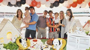 O ator entre Luciana e Roberto, com a filha, Julia, no colo, o casal Fabio e Davina, com o herdeiro, Lucas, e Karina. - Cassiano de Souza