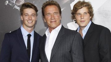 Arnold Schwarzenegger, também no elenco, com os herdeiros Patrick e Christopher. - Reuters
