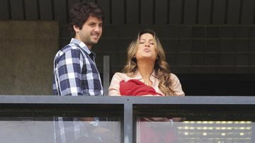 Em Salvador, Marcio e a amada aparecem na sacada do hospital onde a cantora deu à luz Rafael. - Edgar de Souza