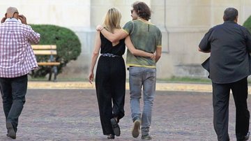 Juntos desde abril, quando se conheceram em uma festa no Brasil, a atriz e o modelo circulam por Bucareste, cidade onde ela filma o longa What About Love. - Reuters