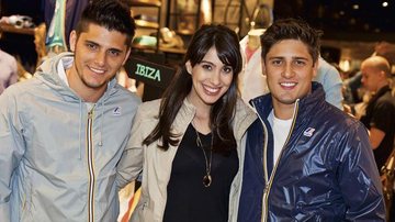 Maria Fernanda Piedade recebe Daniel Rocha e Bruno Gissoni em lançamento de jaquetas de marca italiana em loja de moda jovem, em SP. - -