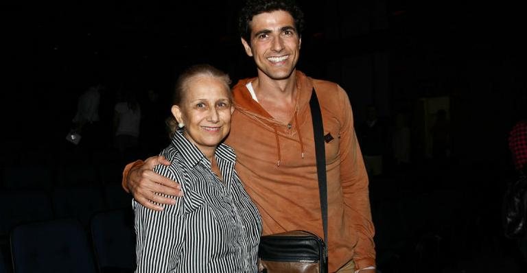Reynaldo Gianecchini vai ao teatro com a mãe, dona Heloísa Helena - Manuela Scarpa/ Photo Rio News
