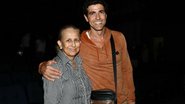 Reynaldo Gianecchini vai ao teatro com a mãe, dona Heloísa Helena - Manuela Scarpa/ Photo Rio News