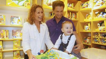 Farra em loja infantil com a filha, Laura - Juliana Rezende