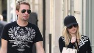 Avril Lavigne e noivo Chad Kroeger clicados em Paris, na França - Grosby Group