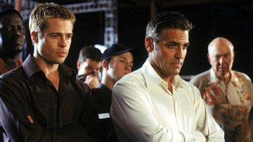 Brad Pitt e George Clooney em cena de 'Onze Homens e Um Segredo' - Divulgação