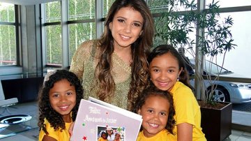 Paula Fernandes recebe homenagem de crianças - Divulgação