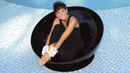 Na piscina de sua casa, no Rio, Xuxa, que durante 29 anos brilhou loira na TV, recebe CARAS com exclusividade e fala radiante do novo look. - Blad Meneghel