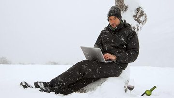 No Cerro Bayo, em Villa La Angostura, Argentina, ator lê e-mails no Ultrabook™, desenvolvido pela Intel. - Selmy Yassuda