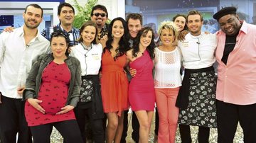 Ele ganha reality e festeja com competidores e júri - TV Globo