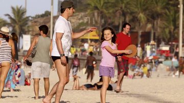 Ator joga frescobol com a filha - André Freitas/AgNews