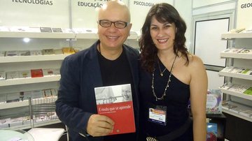 Marcelo Tas recebe Daniela de Andrade Zamora em tarde de autógrafos de seu livro É Rindo Que Se Aprende: Uma Entrevista com Gilberto Dimenstein, em São Paulo. - -