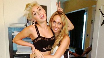Miley Cyrus e a mãe Tish Cyrus - Twitter/Reprodução