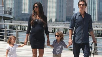 Matthew McConaughey com a mulher, Camila Alves, e os filhos, Vida e Levi - Grosby Group