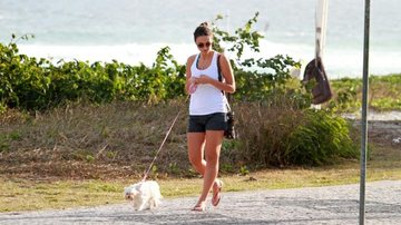 Débora, solteira, teve a companhia de seu cachorro durante o passeio - Dilson Silva / AgNews