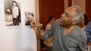 Animado, o músico observa algumas fotos de sua infância na mostra GIL70, em cartaz até o dia 28 de outubro, no Rio. - Paulo Mumia