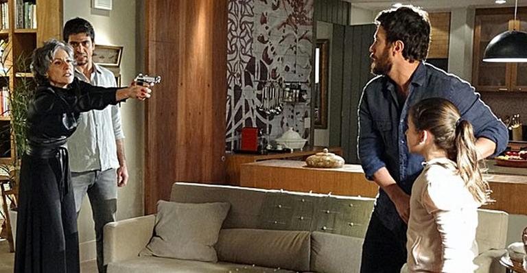 Melissa tenta atirar em Rodrigo, mas acerta Clara em 'Amor Eterno Amor' - Divulgação/Globo