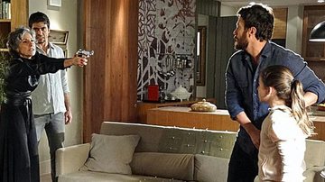Melissa tenta atirar em Rodrigo, mas acerta Clara em 'Amor Eterno Amor' - Divulgação/Globo