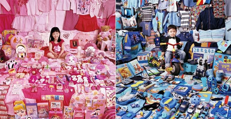 Mundo rosa: Foto da artista JeongMee Yoon, que usa as cores para revelar semelhanças culturais entre as crianças; Tudo azul: O quarto do sul-coreano Taehyung com todas as suas roupas e brinquedos - JeongMee Yoon