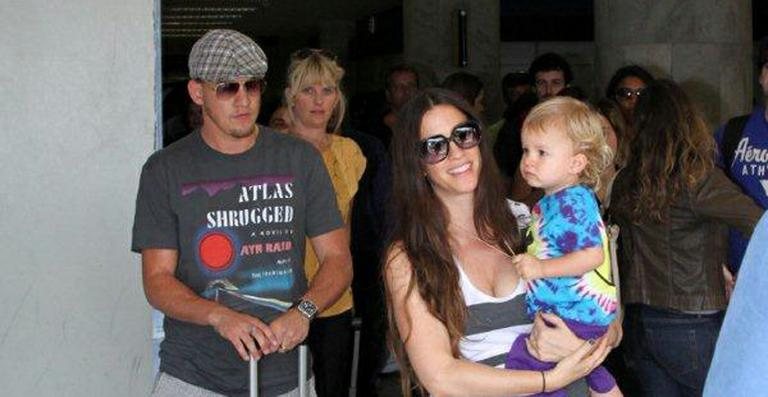 Alanis Morissette desembarca no Rio de Janeiro com o marido e o filho, o pequeno Ever - André Freitas/AgNews