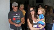 Alanis Morissette desembarca no Rio de Janeiro com o marido e o filho, o pequeno Ever - André Freitas/AgNews
