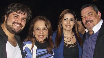 Milton Neves, à direita, recebe Kazé Carvalho, Maria Emilia Genovesi e Mara Bastos na estreia da peça dirigida por ele, MMA Batom e Muita Confusão, em São Paulo. - -